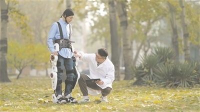 圖為天津大學(xué)科研人員正在對腦機接口外骨骼機器人開展功能測試。受訪者供圖