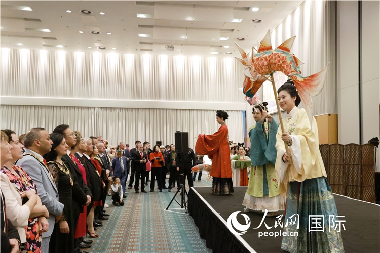 2、留學(xué)生表演了漢服展示《絲路霓裳》。邢雪攝