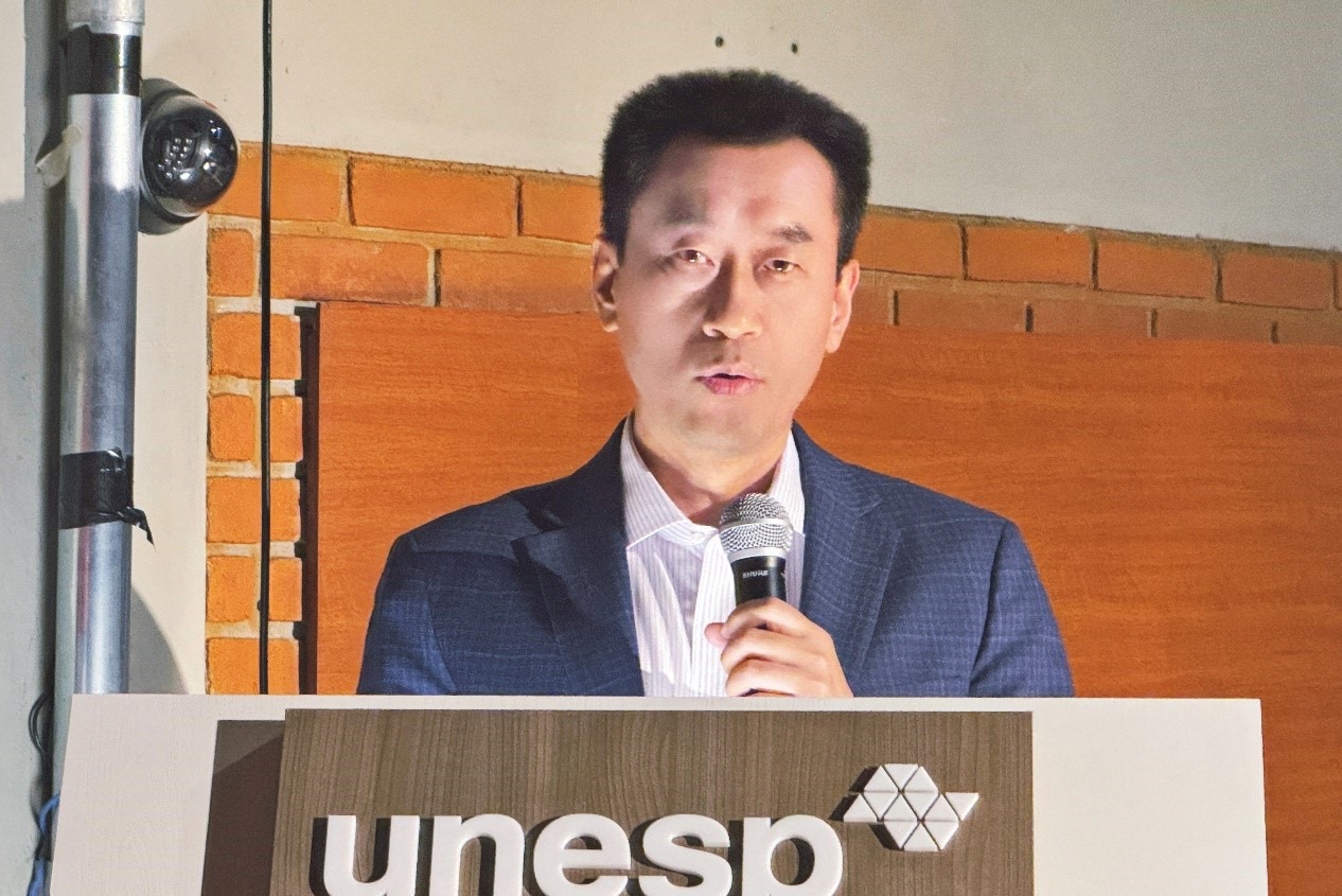 中國駐圣保羅總領(lǐng)事館副總領(lǐng)事田玉震在活動中致辭。圣保羅州立大學(xué)孔子學(xué)院供圖
