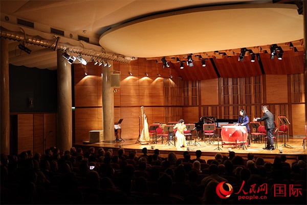 中國(guó)歌劇舞劇院的音樂(lè)家表演京劇曲牌《夜深沉》。人民網(wǎng)記者 禹麗敏攝