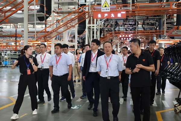 中央和國家機(jī)關(guān)定點(diǎn)幫扶工作推進(jìn)會(huì)嘉賓調(diào)研當(dāng)?shù)仄髽I(yè)。受訪者供圖
