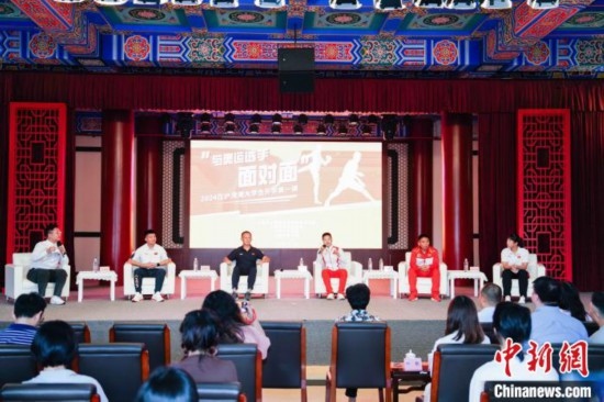 吳愉、王德新、沈?qū)W軍、江海東、朱曉蕾與在座同學(xué)們分享個人的體育故事與成長感悟。上海市港澳辦供圖