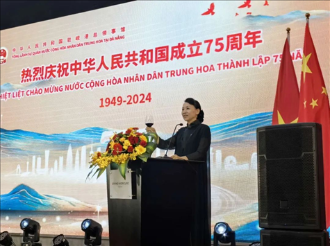 中國(guó)駐峴港總領(lǐng)事董碧幽在招待會(huì)上致辭。中國(guó)駐峴港總領(lǐng)館供圖
