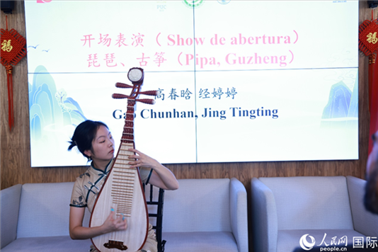 孔子學(xué)院教師在活動(dòng)現(xiàn)場(chǎng)彈奏琵琶。人民網(wǎng)記者 陳海琪攝