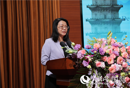 福建省人民政府外事辦公室副主任黃劭蓉在“走進(jìn)中華文明——海絲印記 世遺泉州”主題人文交流活動(dòng)中致辭。人民網(wǎng) 王婧攝