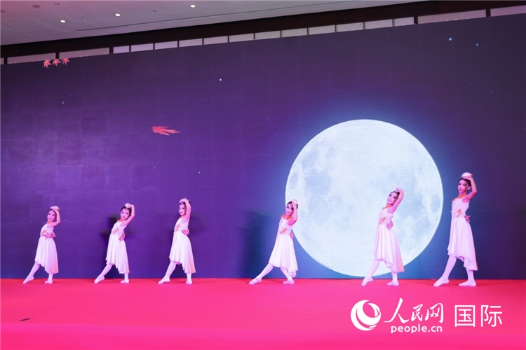 中國青少年歌舞表演。人民網(wǎng)記者任皓宇攝
