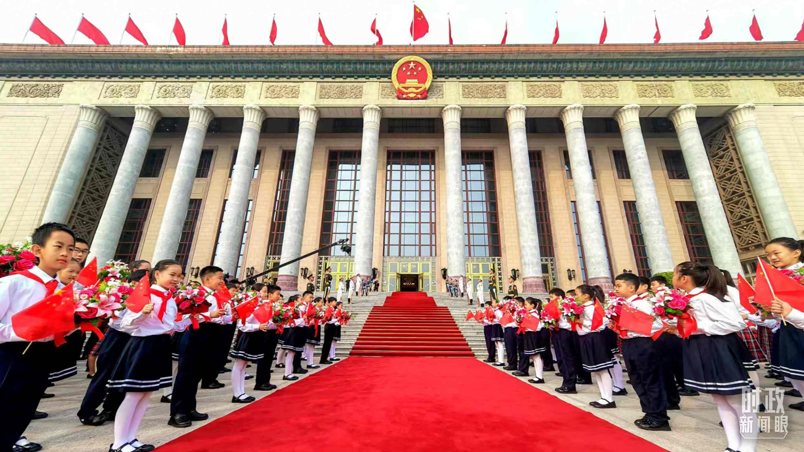 9月29日，人民大會堂外紅毯鋪就，迎接英雄模范。（總臺央視記者劉琦拍攝）