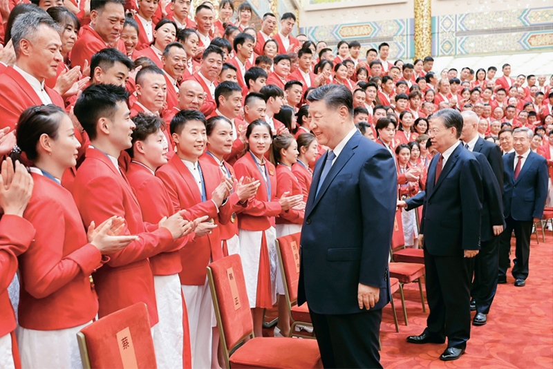 2024年8月20日，黨和國家領(lǐng)導(dǎo)人習(xí)近平、趙樂際、王滬寧、蔡奇、李希、韓正等在人民大會堂接見第33屆夏季奧林匹克運(yùn)動會中國體育代表團(tuán)全體成員。 新華社記者 鞠鵬/攝