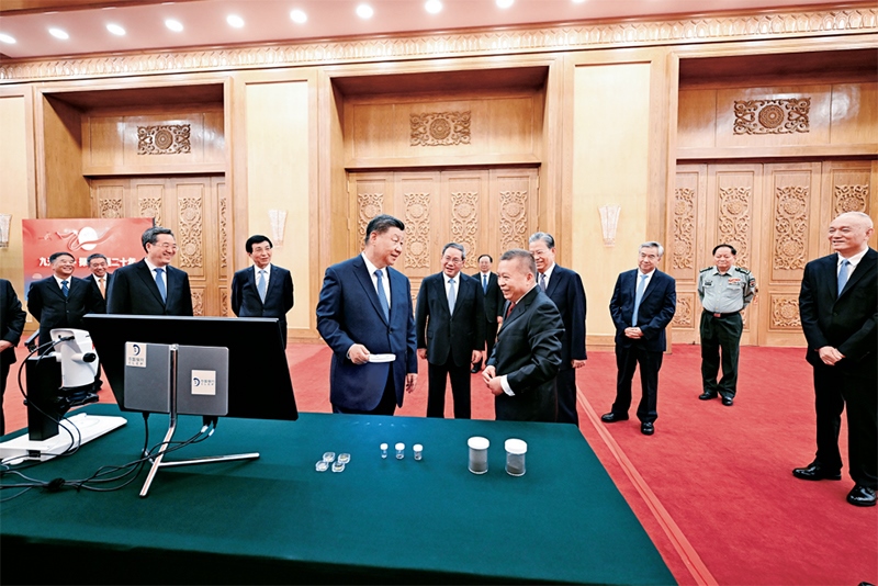 2024年9月23日，黨和國家領(lǐng)導(dǎo)人習(xí)近平、李強(qiáng)、趙樂際、王滬寧、蔡奇、丁薛祥、李希等在人民大會堂接見探月工程嫦娥六號任務(wù)參研參試人員代表并參觀月球樣品和探月工程成果展覽。這是習(xí)近平等參觀月球樣品和探月工程成果展覽。 新華社記者 謝環(huán)馳/攝