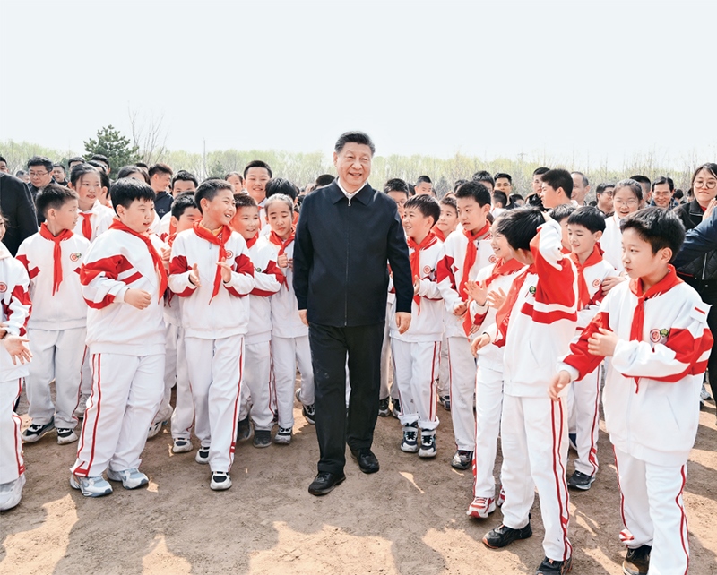 2024年4月3日，黨和國家領(lǐng)導(dǎo)人習(xí)近平、李強(qiáng)、趙樂際、王滬寧、蔡奇、丁薛祥、李希、韓正等來到北京市通州區(qū)潞城鎮(zhèn)參加首都義務(wù)植樹活動。這是習(xí)近平同少先隊員在一起。 新華社記者 李學(xué)仁/攝