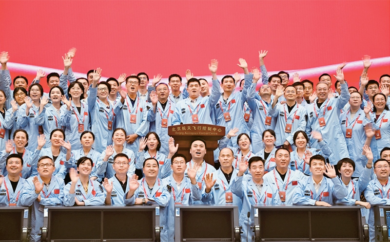 嫦娥六號(hào)完成了人類(lèi)歷史上首次月球背面采樣，突破了多項(xiàng)關(guān)鍵技術(shù)，是我國(guó)建設(shè)航天強(qiáng)國(guó)、科技強(qiáng)國(guó)取得的又一標(biāo)志性成果，是我國(guó)探月工程的重要里程碑。圖為2024年6月25日，嫦娥六號(hào)任務(wù)圓滿(mǎn)成功后，工作人員在北京航天飛行控制中心合影。 新華社記者 金良快/攝
