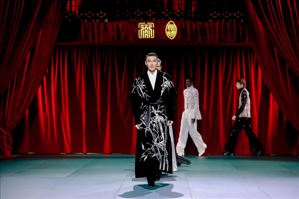 9月28日，模特在法國巴黎舉行的“2024巴黎·恭王府服飾秀”上展示服裝（主辦方供圖）