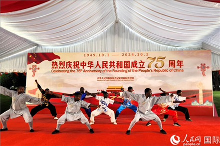 肯尼亞青年表演中國(guó)武術(shù)。人民網(wǎng)記者 黃煒鑫攝