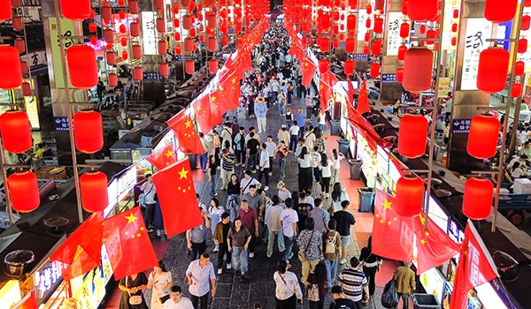 國慶臨近，河南省洛陽市老城歷史文化街區(qū)裝扮一新，國旗招展，處處洋溢著濃厚的國慶節(jié)日氛圍。來源：人民圖片網(wǎng)