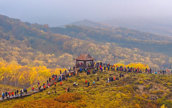 2024年9月27日，內(nèi)蒙古自治區(qū)赤峰市克什克騰旗烏蘭布統(tǒng)景區(qū)層林盡染，游人如織，風(fēng)光如畫。來源：人民圖片網(wǎng)