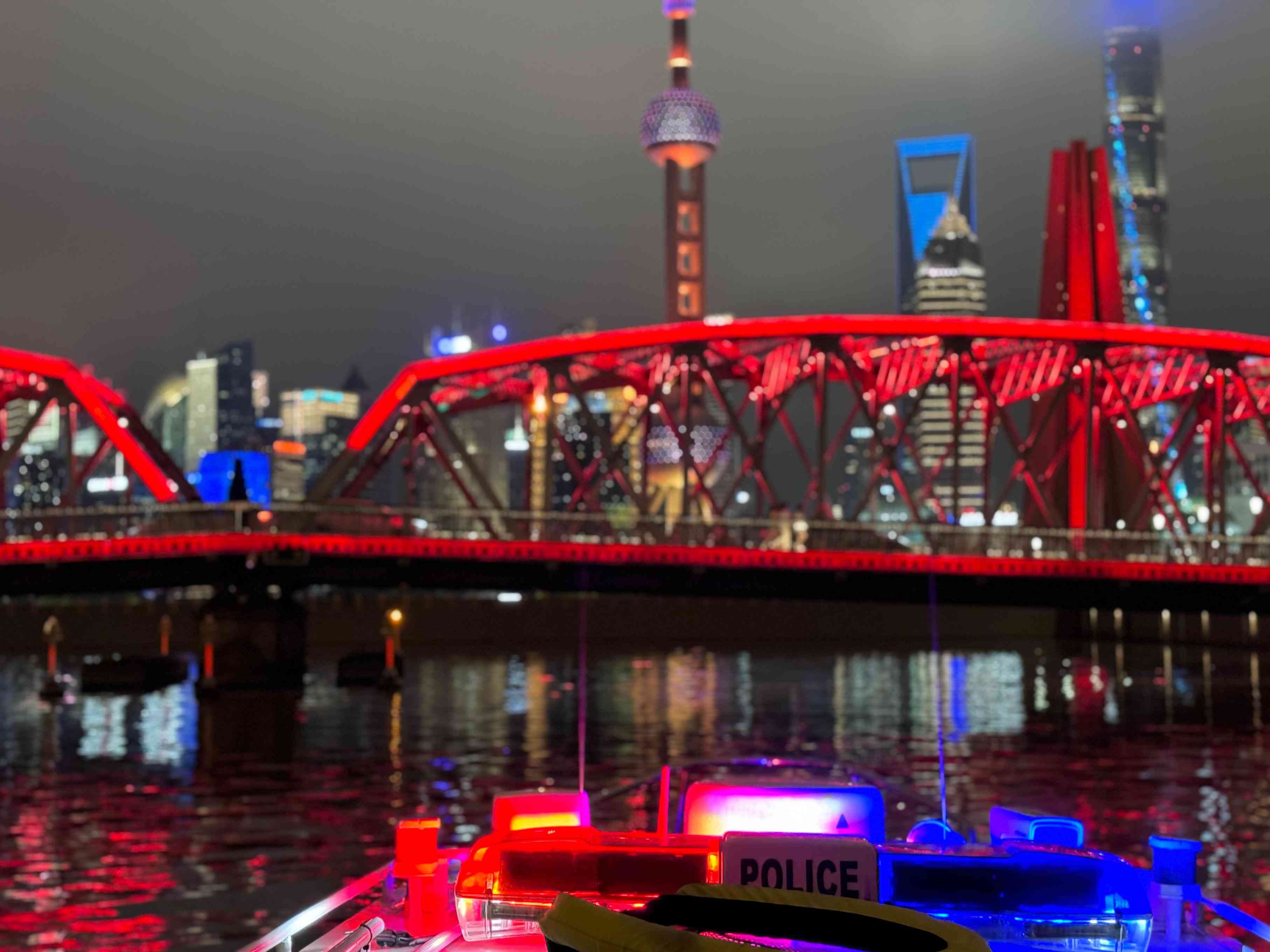 公安艇夜間巡邏。人民網(wǎng)記者 郝萍攝