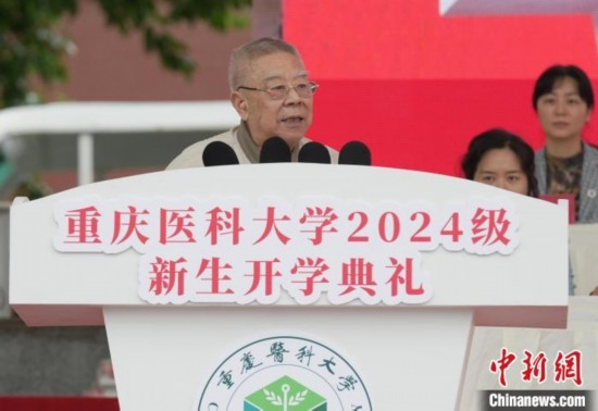 圖為陳宏礎(chǔ)教授為新生帶來“開學(xué)第一課”。中新網(wǎng)記者 周毅 攝