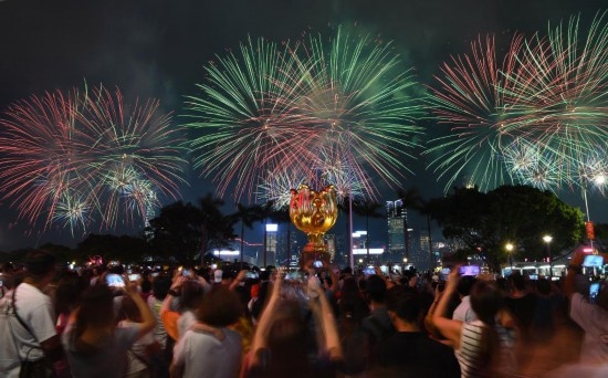 10月1日晚，香港國(guó)慶煙花匯演在維多利亞港舉行，慶祝中華人民共和國(guó)成立75周年。新華社記者 陳鐸 攝