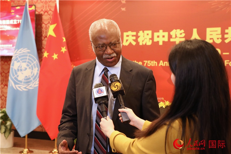 聯(lián)大主席菲勒蒙在招待會(huì)現(xiàn)場(chǎng)接受媒體采訪，他向中國(guó)政府和人民致以節(jié)日祝賀，表示中國(guó)的發(fā)展成就令人驚嘆。人民網(wǎng)記者 李志偉攝
