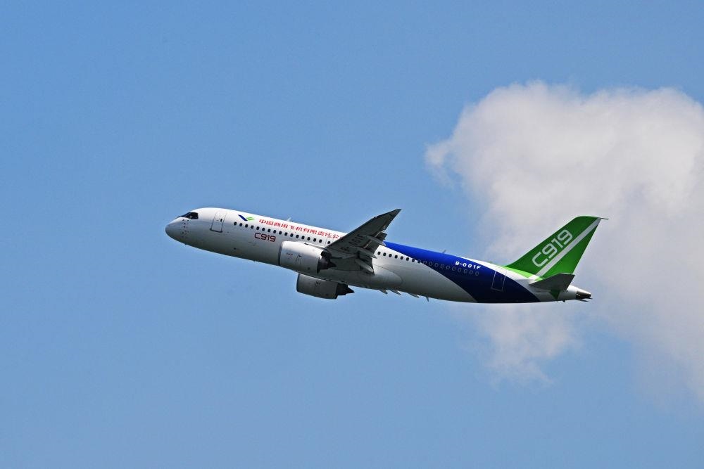 2024年2月18日，中國國產(chǎn)大型客機(jī)C919在新加坡航展開幕前進(jìn)行預(yù)演飛行。