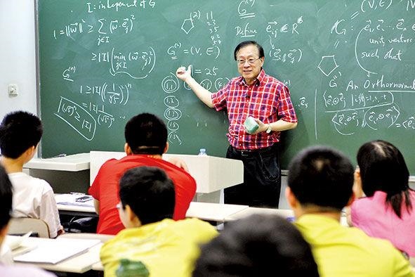 姚期智為清華大學(xué)學(xué)生授課。