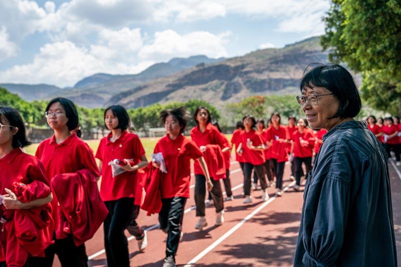 2024年6月7日，高考第一天，云南麗江華坪女高校長張桂梅組織走出考場的學(xué)生準(zhǔn)備返回學(xué)校。