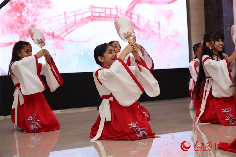 富查伊拉當(dāng)?shù)貙W(xué)校學(xué)生表演節(jié)目。人民網(wǎng)記者任皓宇攝