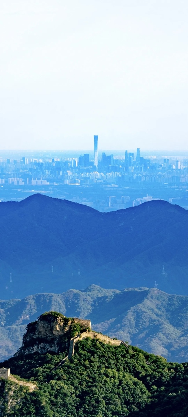 從長城上遠(yuǎn)眺，北京中央商務(wù)區(qū)清晰可見。（攝影：魯夢晗 王佰龍）