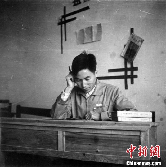 大學(xué)時期，龍樂豪在教室自習(xí)。(中國運載火箭技術(shù)研究院供圖)