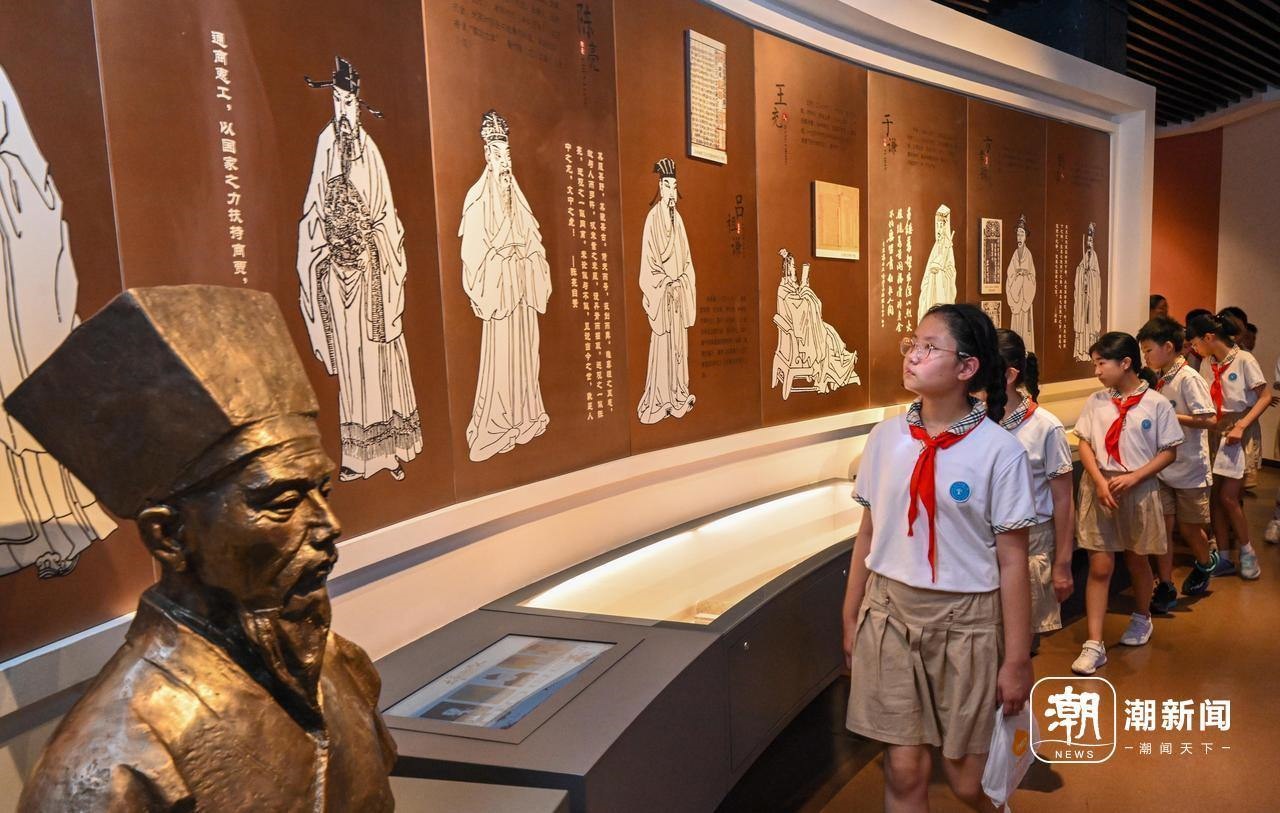 來(lái)自杭州市政苑小學(xué)的學(xué)生走進(jìn)浙江省檔案館“大寫(xiě)浙江人”展廳，近距離“觸摸”歷史、走進(jìn)榜樣、聆聽(tīng)故事，激發(fā)愛(ài)黨愛(ài)國(guó)愛(ài)家熱情。記者 董旭明 攝