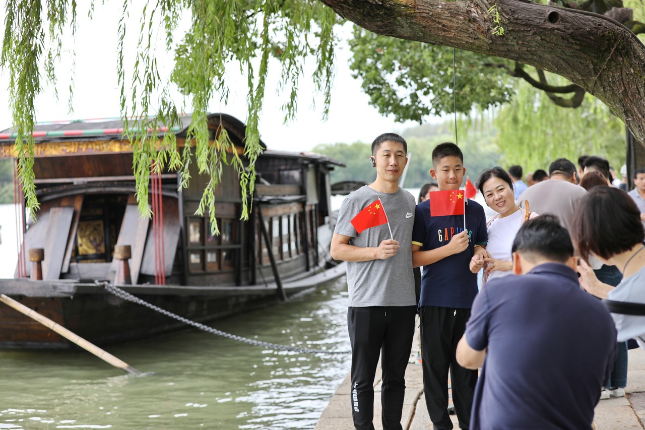 10月1日，市民在浙江省嘉興市南湖景區(qū)參加游園活動(dòng)。新華社發(fā) 金鵬 攝
