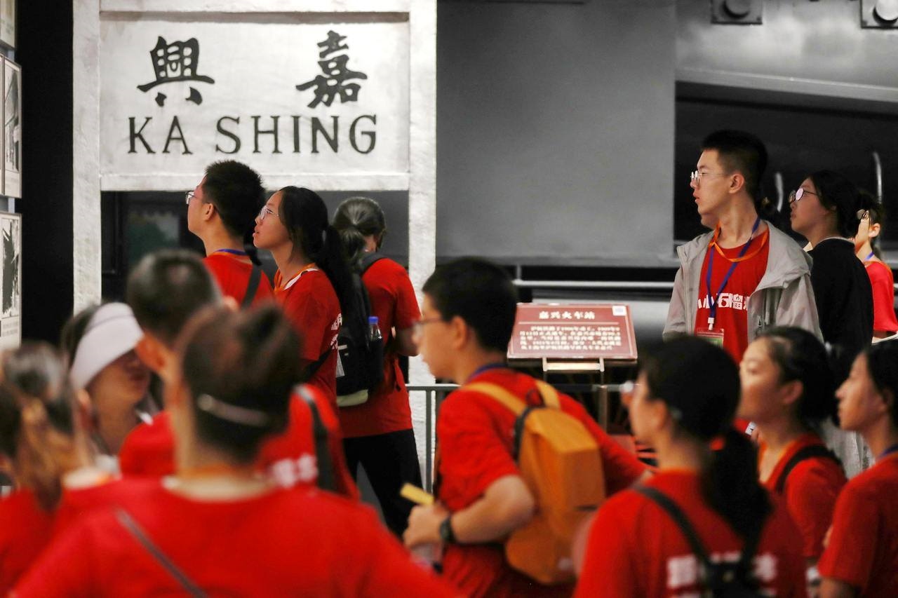 青少年參觀嘉興市南湖革命紀(jì)念館。拍友 金鵬 攝