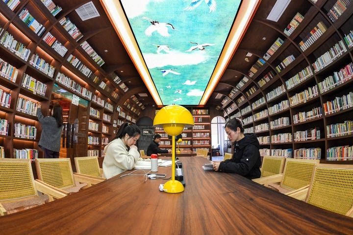 2024年1月4日，讀者在江西省宜春市袁州區(qū)珠泉街道獅子山公園城市書房?jī)?nèi)閱讀、學(xué)習(xí)。新華社發(fā)（周亮 攝）