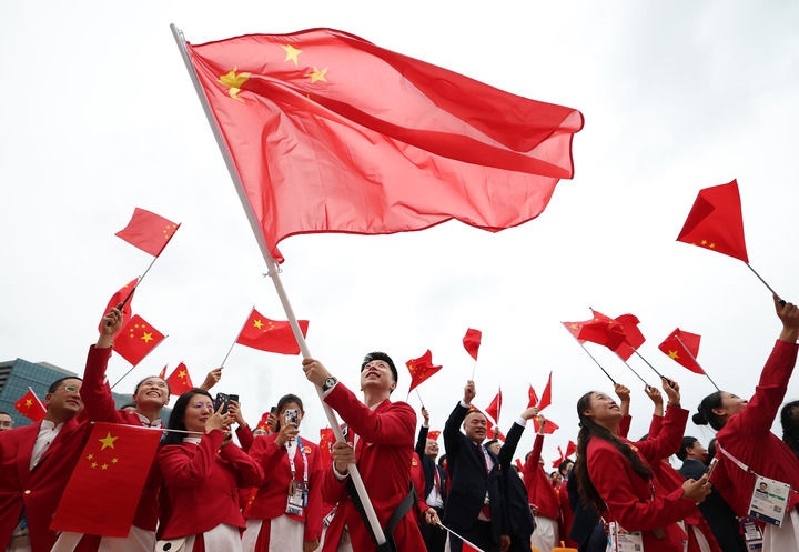 2024年7月26日，在法國(guó)巴黎舉行的第33屆夏季奧林匹克運(yùn)動(dòng)會(huì)開幕式正式開始前，中國(guó)體育代表團(tuán)旗手揮舞國(guó)旗。新華社記者 曹燦 攝