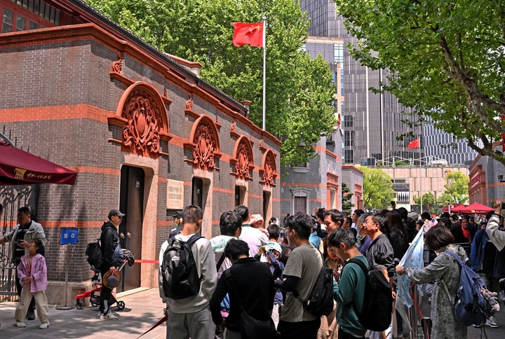 2024年5月3日，游客在位于上海的中共一大會(huì)址前參觀。新華社記者 劉穎 攝