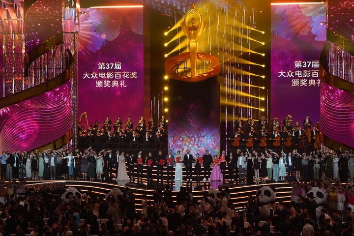 2024年8月4日，在四川成都，第37屆大眾電影百花獎(jiǎng)獲獎(jiǎng)?wù)吆痛蟊娫u(píng)審在舞臺(tái)上合影。新華社記者 唐文豪 攝