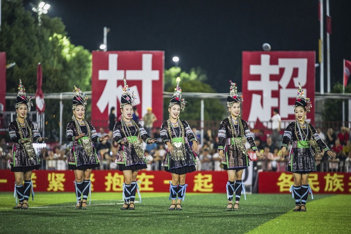 2024年9月28日，榕江縣侗族大歌隊(duì)的演員們?cè)凇按宄弊闱驁?chǎng)上表演。當(dāng)日，“發(fā)現(xiàn)中國(guó)之美·相約貴州村超”國(guó)際友誼賽在貴州省黔東南苗族侗族自治州榕江縣的“村超”足球場(chǎng)舉行。新華社記者 陶亮 攝