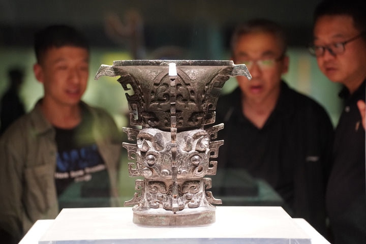 2024年5月9日，游客在陜西寶雞青銅器博物院內(nèi)參觀西周文物何尊。新華社記者 邵瑞 攝