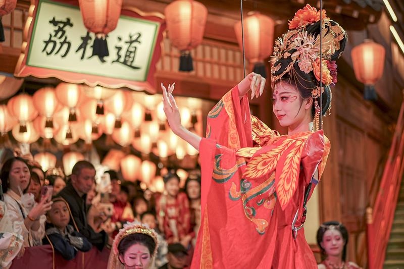 △2024年10月2日，陜西省西安市長(zhǎng)安十二時(shí)辰主題街區(qū)的“唐潮”系列沉浸式表演。