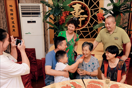 2019年9月13日，浙江南潯久安老年城餐廳， 84歲的沈?qū)W安老人（前右二）和前來看望她的親人歡聚