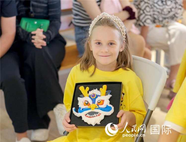 一名中文愛(ài)好者手捧生肖畫(huà)。人民網(wǎng)中東中心分社塔里克·易卜拉欣攝