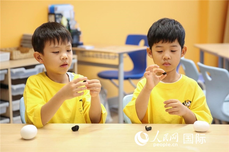 做手工。人民網(wǎng)中東中心分社塔里克·易卜拉欣攝