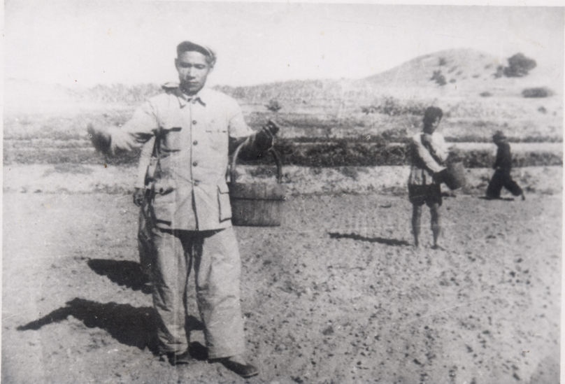 谷文昌（左）在田間與農(nóng)民一起勞動（資料照片）。