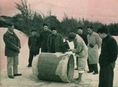 谷文昌（左一）與工程技術(shù)人員解決地下水供給（資料照片）。谷文昌帶領(lǐng)群眾修建了22座水庫和705處永久性水利工程，緩解了東山縣水資源極度缺乏的難題。