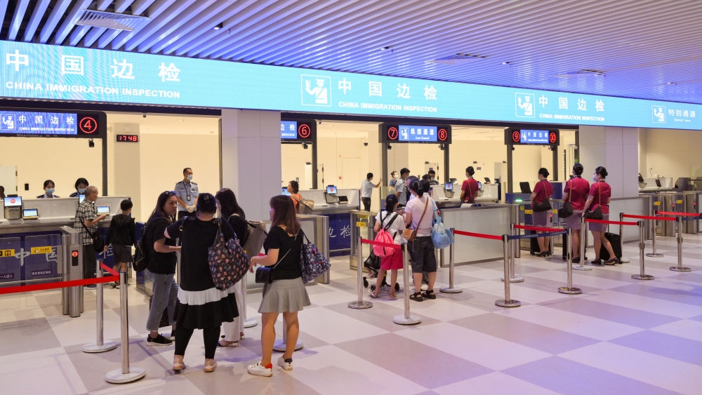 2023年7月26日，旅客在三亞鳳凰國(guó)際機(jī)場(chǎng)國(guó)際航站樓有序通關(guān)。三亞鳳凰國(guó)際機(jī)場(chǎng)國(guó)際航站樓改擴(kuò)建項(xiàng)目主體工程已于2023年7月1日完工并投入使用，該項(xiàng)目是海南自貿(mào)港首個(gè)主體工程完工并投入使用的封關(guān)運(yùn)作項(xiàng)目。《海南自由貿(mào)易港建設(shè)總體方案》明確，海南將在2025年前適時(shí)啟動(dòng)全島封關(guān)運(yùn)作。