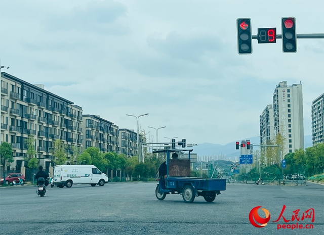 長(zhǎng)富大道與文化中心東路三岔路口車輛混行（9月19日拍攝）。人民網(wǎng)記者 帥筠攝