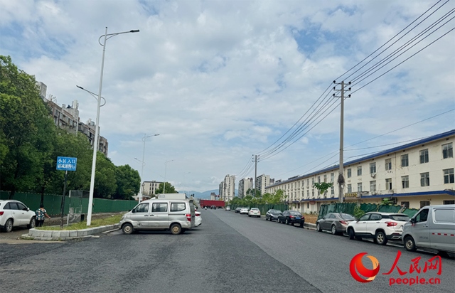 麗水佳園小區(qū)入口外及長(zhǎng)富大道上停滿了車輛。人民網(wǎng)記者 邱燁攝