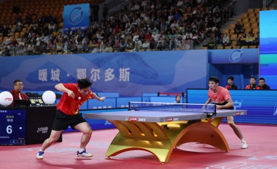 10月18日，上海隊選手樊振東（左）在單打比賽中發(fā)球。他3:2戰(zhàn)勝福建隊選手程靖淇。新華社記者 王楷焱 攝