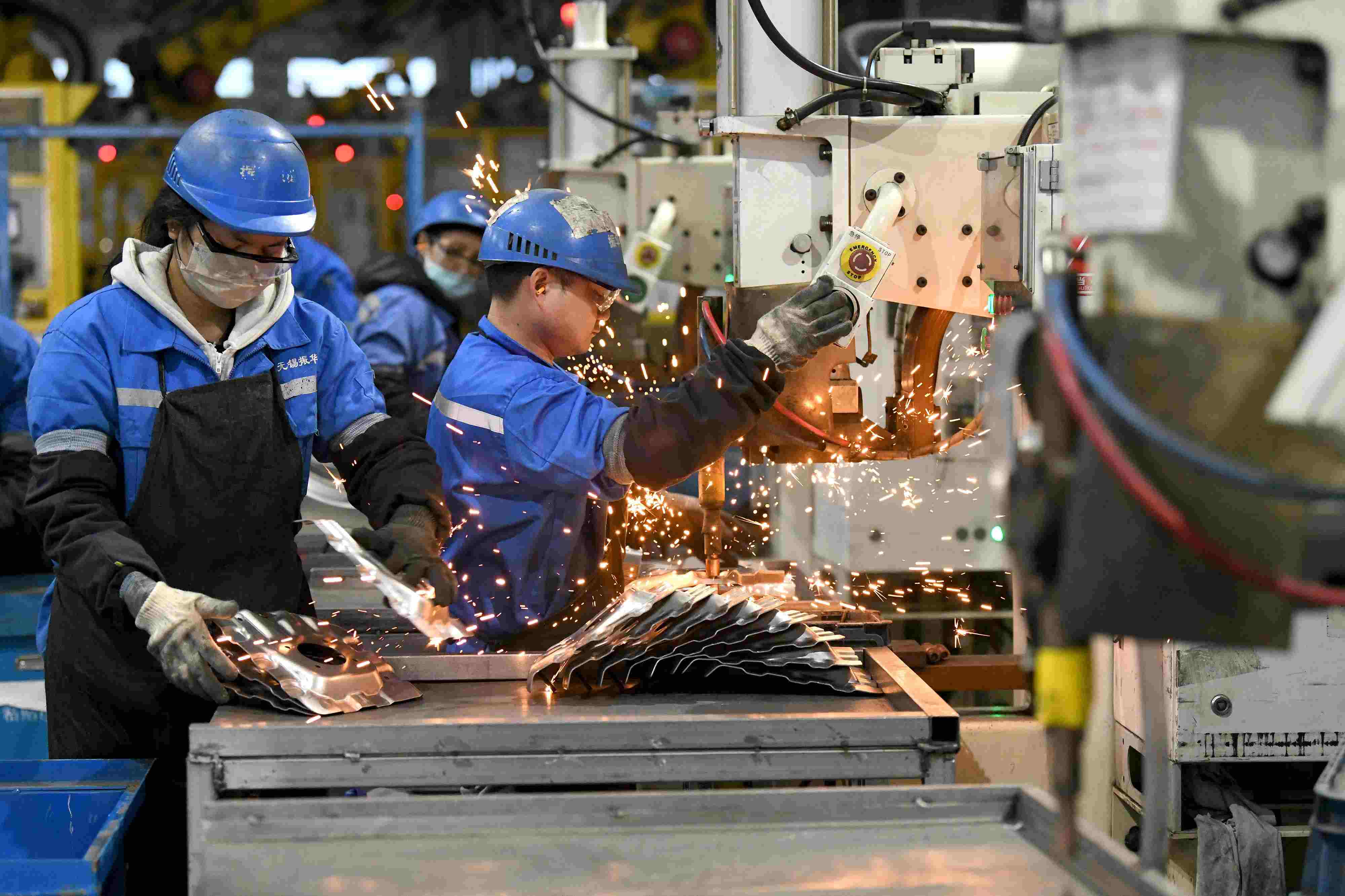 2023年2月7日，福建省寧德市蕉城區(qū)一家汽車零部件生產(chǎn)企業(yè)的生產(chǎn)線上一派繁忙景象。