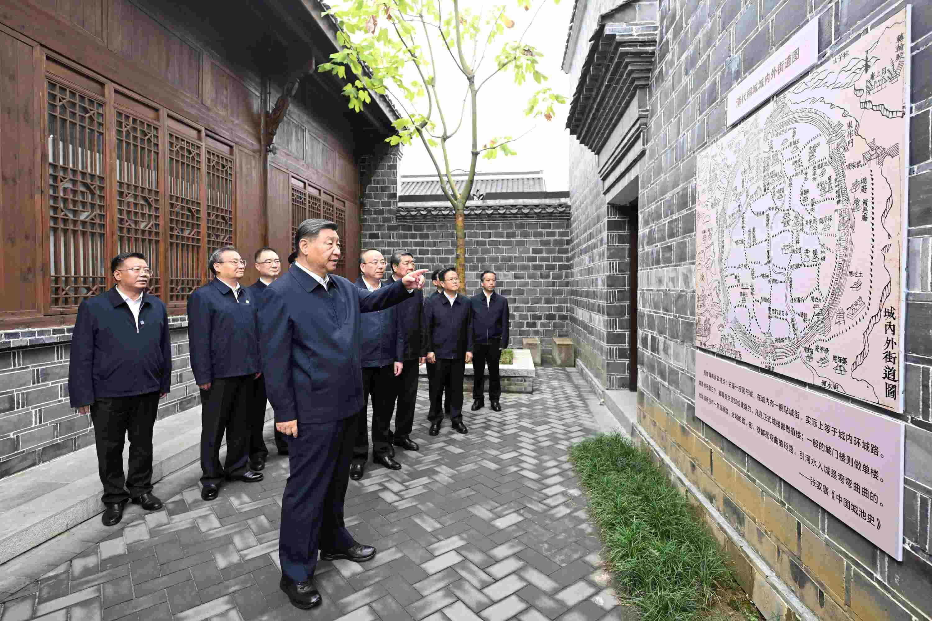 △2024年10月17日，習(xí)近平總書記在安徽省安慶桐城市六尺巷考察。